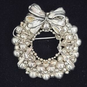 Vtg Silvertone Christmas Wreath with Bow Brooch Pin Pendant Signed Best 1.75"
